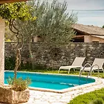 Rustic Janko With Pool In Sveti Lovrec